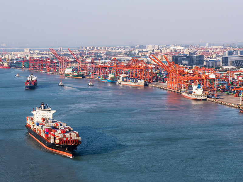 山(shān)東(dōng)港口青島港全自(zì)動化(huà)碼頭二期投産 多(duō)項中國(guó)港口“黑(hēi)科(kē)技(jì)”首次亮(liàng)相(xiàng)